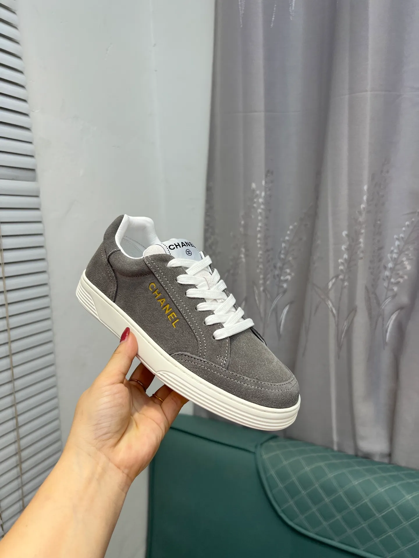 Men's men's shoes 💰620 Exclusive real shot (top version) CHANEL Chanel's new panda sneakers Panda shoes Chanel 2025ss color matching thick-soled casual sports shoes sneakers Counter synchronization The counter is very popular Very difficult to buy a shoe The most popular thick-soled panda shoes on the Internet It is obvious that Xiaoxiang control cannot miss it Simple and versatile white shoes that have both good looks and comfort Thick sole increases height, is super versatile and can be worn with eyes closed😍 Whoever wears it will look better. Upper: calfskin. Lining: imported sheepskin lining. Outsole: TPU original outsole. Size: 35-44 (41 for women, 40 for men, custom made).